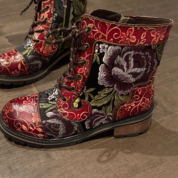 NWOB L’Artiste Fantastic Booties in Red Multi Color - Picture 2 of 6